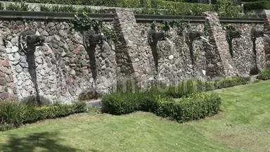 墨西哥城，蛇头形状的喷泉，羽毛蛇嘴里的水，公共花园